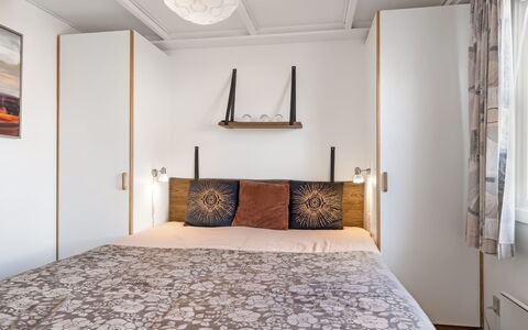 Ake - 10M to the Fjord: Lit, Meubles, Design Intérieur, Chambre, Literie, Drap De Lit, Mur, Bois, Sol, Sol