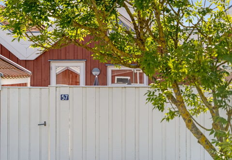 Ake - 10M to the Fjord: Bois, Jardin, Arrière-Cour, Clôture, Accueil Escrime, Porte, Cour, Ombre, Palissade, Aménagement Paysager