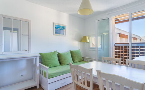 L'île D'Or: Meubles, Appartement, Domicile, Balcon, Tache De Bois, Ombre, Chaise, Eco Hôtel, Mobilier De Jardin, Plante D'Appartement