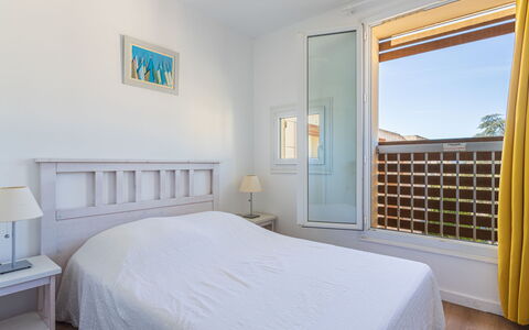L'île D'Or: Meubles, Appartement, Domicile, Balcon, Tache De Bois, Ombre, Chaise, Eco Hôtel, Mobilier De Jardin, Plante D'Appartement