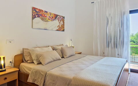 Villa Roza: Lit, Meubles, Design Intérieur, Chambre, Literie, Sol, Sol, Drap De Lit, Mur, Bois
