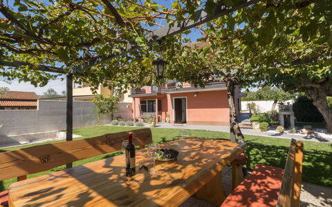 Villa Roza: Meubles, Appartement, Domicile, Balcon, Tache De Bois, Ombre, Chaise, Eco Hôtel, Mobilier De Jardin, Plante D'Appartement
