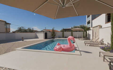 Villa Roza: Meubles, Appartement, Domicile, Balcon, Tache De Bois, Ombre, Chaise, Eco Hôtel, Mobilier De Jardin, Plante D'Appartement