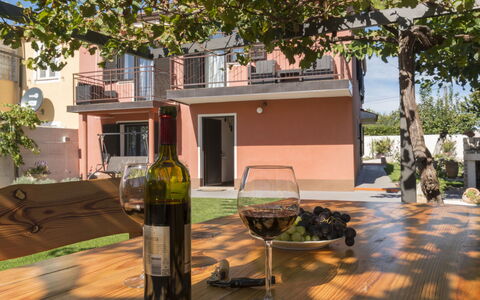 Villa Roza: Meubles, Appartement, Domicile, Balcon, Tache De Bois, Ombre, Chaise, Eco Hôtel, Mobilier De Jardin, Plante D'Appartement