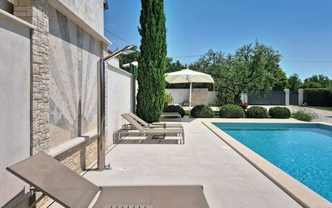 Villa Roza: Piscine, Mobilier De Jardin, Composite, Domicile, Ombre, Recours, Béton, Aménagement Paysager, Balancelle, Jardin