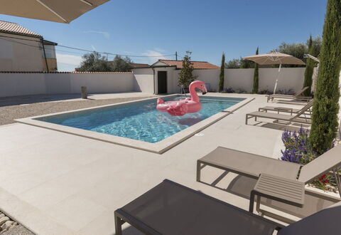 Villa Roza: Meubles, Appartement, Domicile, Balcon, Tache De Bois, Ombre, Chaise, Eco Hôtel, Mobilier De Jardin, Plante D'Appartement