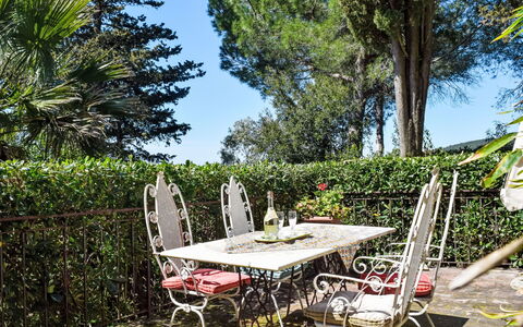 Rosignano Marittimo 13: Meubles, Mobilier De Jardin, Table, Tableau De Plein Air, Chaise, Arbuste, Jardin, Table Cuisine Et Salle A Manger, Ombre, Cour