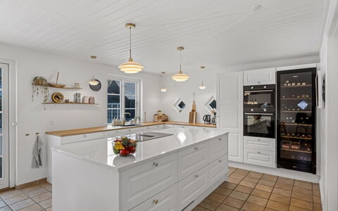 Etje - 650M from the Sea: Sol, Plafond, Design Intérieur, Cuisine, Cabinetry, Comptoir, Luminaire, Appareil De Cuisine, Tiroir, Placard