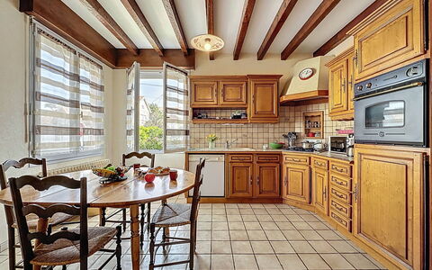 La Rose des Pins: Meubles, Cuisine, Design Intérieur, Sol, Comptoir, Cabinetry, Bois, Plafond, Sol, Chaise
