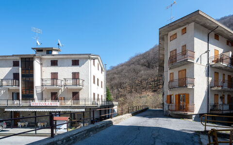 Ai Piedi del Monte: Zone Résidentielle, Domicile, Établissements Humains, Appartement, Balcon, Porche, Clôture, Balustrade, Village De Montagne