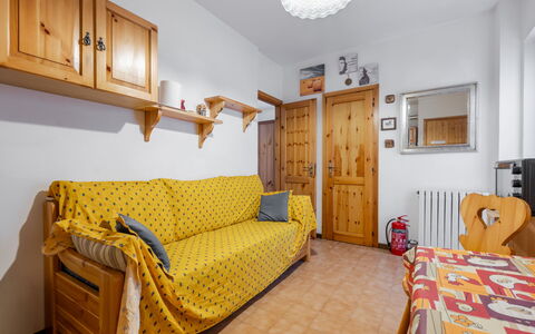 Ai Piedi del Monte: Meubles, Bois, Pièce, Design Intérieur, Appartement, Domicile, Tache De Bois, Cabinetry, Dur, Parquet