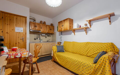 Ai Piedi del Monte: Meubles, Bois, Design Intérieur, Pièce, Domicile, Appartement, Plafond, Tache De Bois, Chaise, Cabinetry
