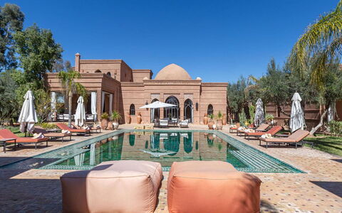 Villa Kanza: Piscine, Recours, Biens, Mobilier De Jardin, Hacienda, Parapluie, Miroir D'Eau, Villa, Ombre, Cour
