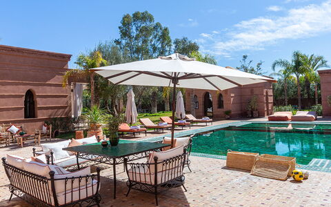 Villa Kanza: Piscine, Recours, Mobilier De Jardin, Caractéristique De L'Eau, Parapluie, Biens, Hacienda, Cour, Ombre, Balancelle