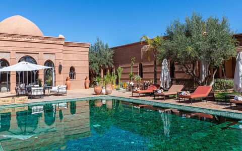 Villa Kanza: Piscine, Recours, Mobilier De Jardin, Réflexion, Biens, Hacienda, Parapluie, Miroir D'Eau, Caractéristique De L'Eau, Balancelle
