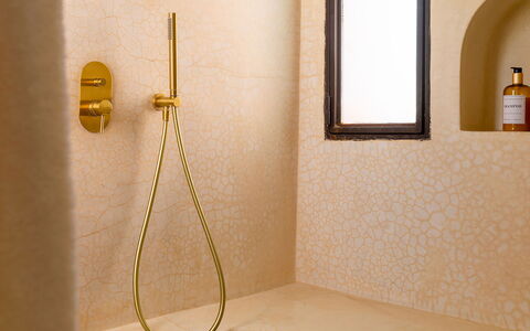 Villa Kanza: Luminaire Plomberie, Plomberie, Robinet, Salle De Bains, Tete De Douche, Tuile, Douche, Bar De Douche, Panneau De Douche