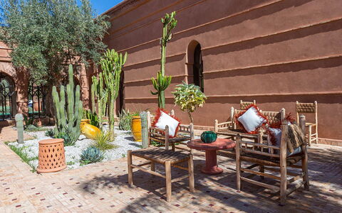 Villa Kanza: Pot De Fleur, Jardin, Plante D'Appartement, Aménagement Paysager, Ombre, Brique, Hacienda, Conception, Cour, Dalle