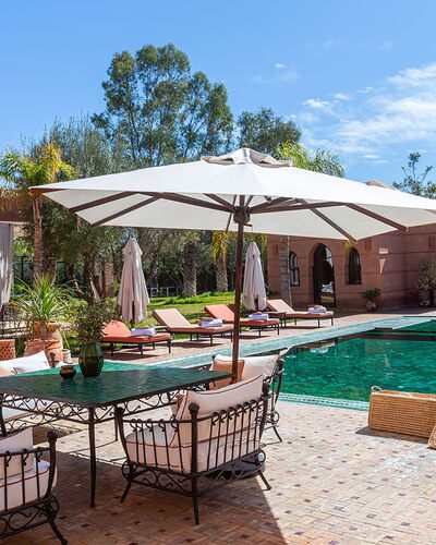 Villa Kanza: Piscine, Recours, Mobilier De Jardin, Caractéristique De L'Eau, Parapluie, Biens, Hacienda, Cour, Ombre, Balancelle