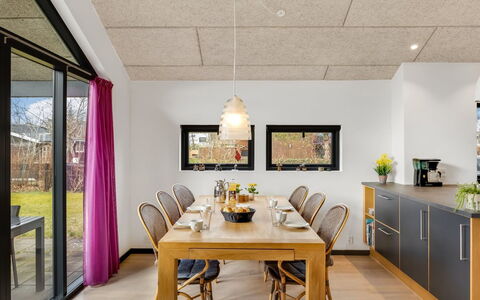Anttoni - 350M from the Sea: Meubles, Design Intérieur, Sol, Bois, Sol, Plafond, Parquet, Chaise, Table, Éclairage
