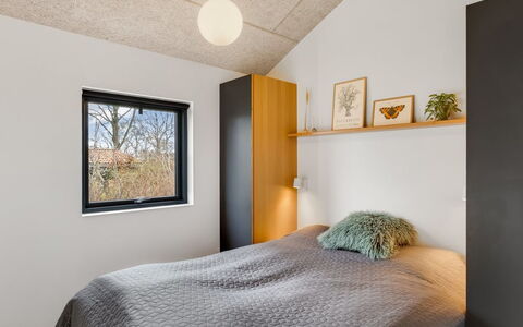Anttoni - 350M from the Sea: Mur, Design Intérieur, Bois, Plafond, Chambre, Sol, Pièce, Sol, Lit, Éclairage