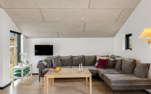 Anttoni - 350M from the Sea: Design Intérieur, Bois, Sol, Plafond, Meubles, Sol, Canapé, Salon, Pièce, Luminaire