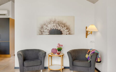 Anttoni - 350M from the Sea: Meubles, Design Intérieur, Mur, Sol, Sol, Bois, Chaise, Domicile, Salon, Pièce