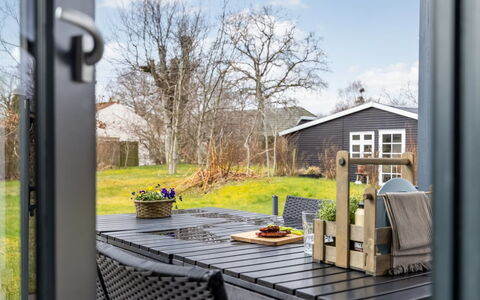 Anttoni - 350M from the Sea: Meubles, Mobilier De Jardin, Chaise, Tableau De Plein Air, Porche, Jardin, Ombre, Patio, Plate-Forme, Cour