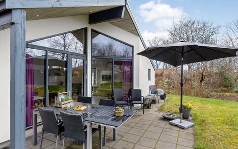 Anttoni - 350M from the Sea: Chaise, Ombre, Jardin, Chalet, Biens, Patio, Mobilier De Jardin, Cour, Structure En Plein Air, Porche