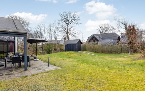 Anttoni - 350M from the Sea: Toit, Maison, Zone Résidentielle, Domicile, Chalet, Lot Terre, Jardin, Couverture De Sol, Pelouse, Batiments Jardin