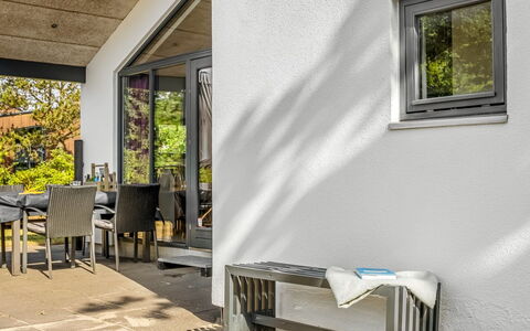 Anttoni - 350M from the Sea: Meubles, Design Intérieur, Sol, Bois, Sol, Plafond, Parquet, Chaise, Table, Éclairage