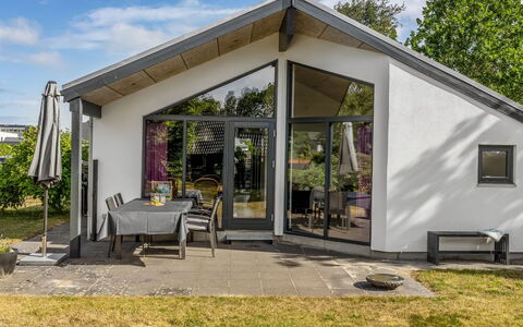 Anttoni - 350M from the Sea: Meubles, Design Intérieur, Sol, Bois, Sol, Plafond, Parquet, Chaise, Table, Éclairage