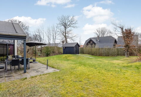 Anttoni - 350M from the Sea: Toit, Maison, Zone Résidentielle, Domicile, Chalet, Lot Terre, Jardin, Couverture De Sol, Pelouse, Batiments Jardin