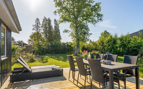 Stefana - from the Sea: Arbuste, Meubles, Chaise, Lot Terre, Jardin, Mobilier De Jardin, Domicile, Ombre, Couverture De Sol