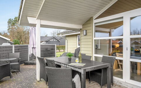Erikka - 40Km from the Sea: Maison, Domicile, Porche, Porte, Chalet, Siding, Plate-Forme, Patio, Ombre, Biens
