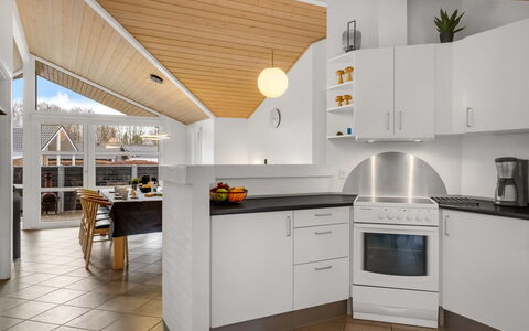 Erikka - 40Km from the Sea: Cuisine, Design Intérieur, Sol, Comptoir, Plafond, Bois, Luminaire, Meubles, Sol, Appareil De Cuisine