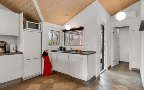 Erikka - 40Km from the Sea: Cuisine, Design Intérieur, Bois, Comptoir, Principaux Appliance, Plafond, Sol, Appareil De Cuisine, Sol, Meubles
