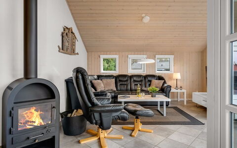 Erikka - 40Km from the Sea: Meubles, Bois, Design Intérieur, Sol, Salon, Sol, Pièce, Plafond, Domicile, Éclairage