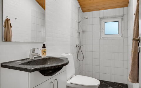 Erikka - 40Km from the Sea: Luminaire Plomberie, Sol, Mur, Design Intérieur, Sol, Salle De Bains, Évier, Lavabo, Robinet, Plafond