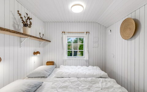 Anu - 2Km to the Fjord: Bois, Chambre, Plafond, Sol, Design Intérieur, Lit, Sol, Literie, Drap De Lit, Cadre De Lit