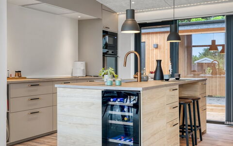 Sharina - 320M to the Fjord: Meubles, Cuisine, Comptoir, Sol, Design Intérieur, Cabinetry, Sol, Bois, Appareil De Cuisine, Parquet