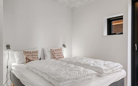 Sharina - 320M to the Fjord: Chambre, Lit, Drap De Lit, Literie, Plafond, Design Intérieur, Sol, Sol, Cadre De Lit, Pièce