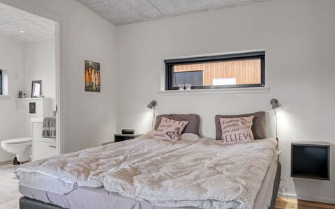Sharina - 320M to the Fjord: Chambre, Lit, Design Intérieur, Meubles, Plafond, Bois, Drap De Lit, Literie, Sol, Sol