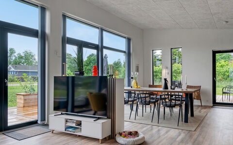 Sharina - 320M to the Fjord: Bois, Sol, Meubles, Sol, Design Intérieur, Plafond, Domicile, Chaise, Salon, Plante D'Appartement