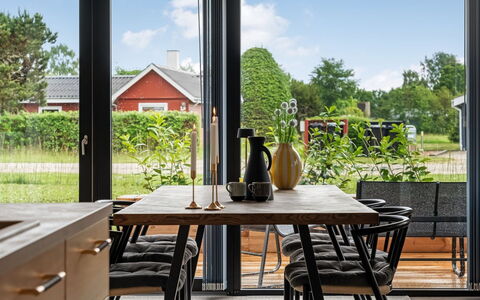 Sharina - 320M to the Fjord: Meubles, Bois, Table Cuisine Et Salle A Manger, Table, Salle À Manger, Design Intérieur, Chaise, Sol, Sol, Parquet