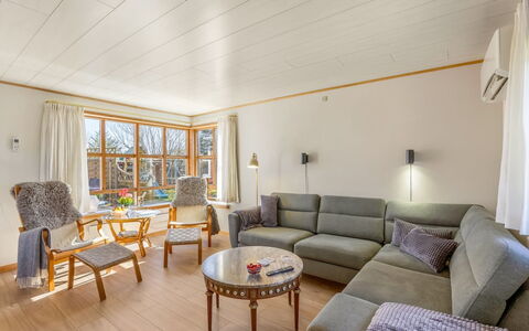 Elza - 700M from the Sea: Meubles, Design Intérieur, Sol, Sol, Canapé, Parquet, Bois, Salon, Plafond, Pièce