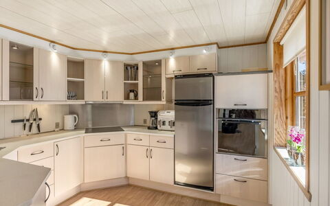 Elza - 700M from the Sea: Sol, Design Intérieur, Bois, Comptoir, Plafond, Cabinetry, Cuisine, Sol, Appareil De Cuisine, Éclairage