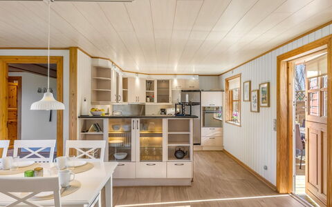 Elza - 700M from the Sea: Design Intérieur, Sol, Bois, Plafond, Meubles, Luminaire, Sol, Parquet, Cuisine, Éclairage