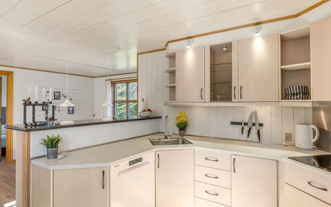 Elza - 700M from the Sea: Design Intérieur, Bois, Sol, Comptoir, Plafond, Cuisine, Meubles, Cabinetry, Éclairage, Luminaire