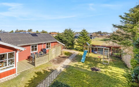 Elza - 700M from the Sea: Zone Résidentielle, Maison, Toit, Domicile, Lot Terre, Chalet, Pelouse, Jardin, Biens, Cour
