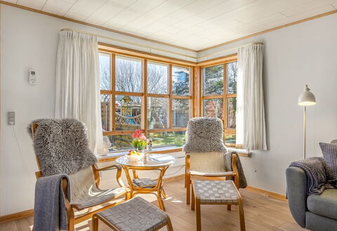 Elza - 700M from the Sea: Meubles, Design Intérieur, Sol, Sol, Bois, Plafond, Chaise, Salon, Pièce, Parquet